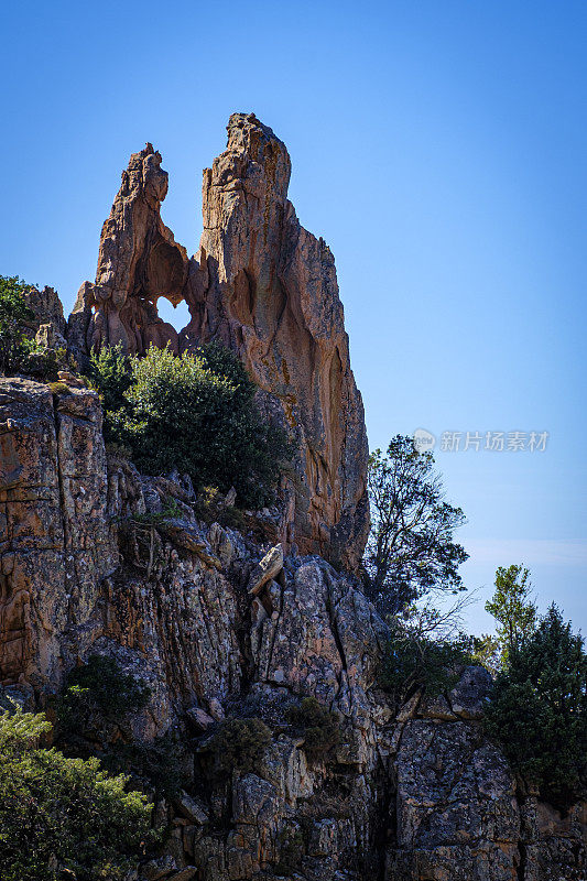 位于法国科西嘉岛西海岸波尔图湾北部的皮亚那Calanche de Piana奇特景观中的一个心形洞。